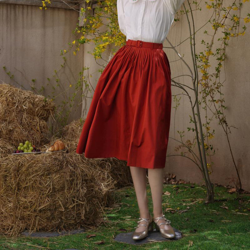 Scarlet movie actress Hepburn skirt