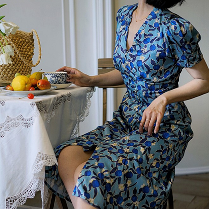 A blue flower vintage dress that blooms quietly