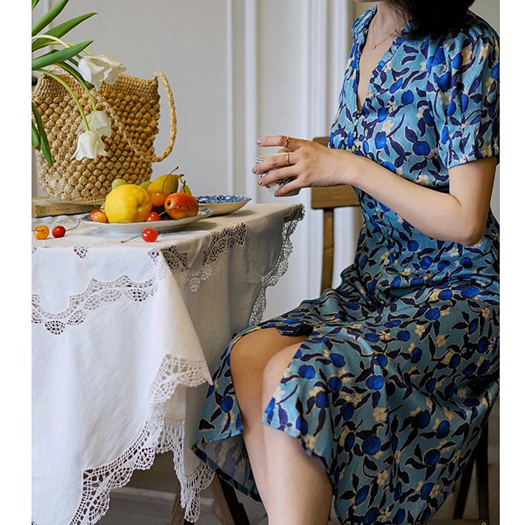 A blue flower vintage dress that blooms quietly