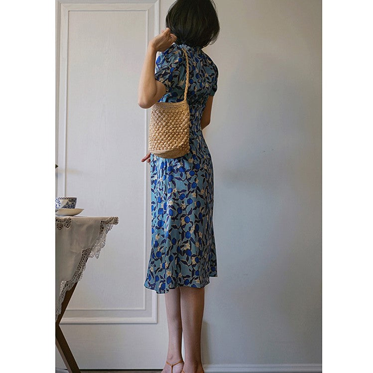 A blue flower vintage dress that blooms quietly