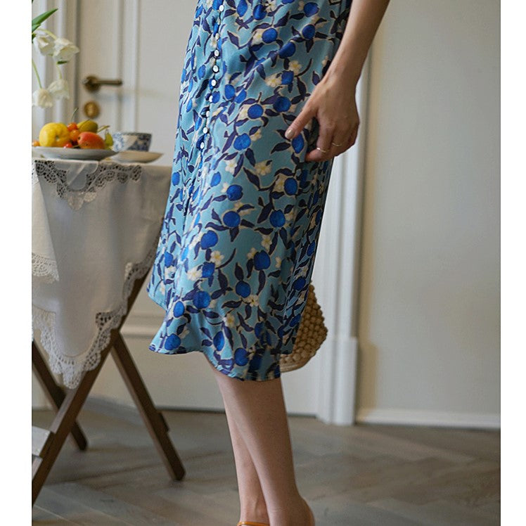 A blue flower vintage dress that blooms quietly