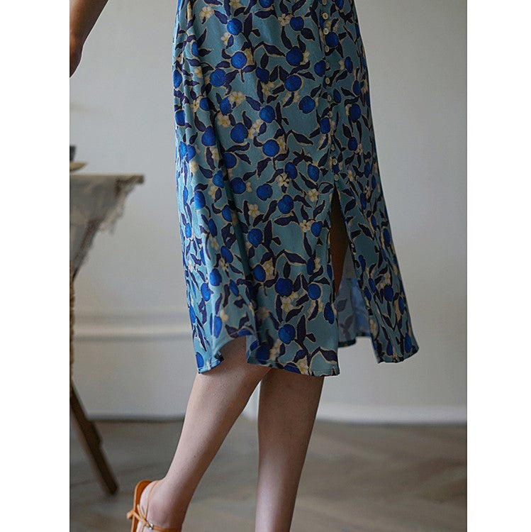 A blue flower vintage dress that blooms quietly