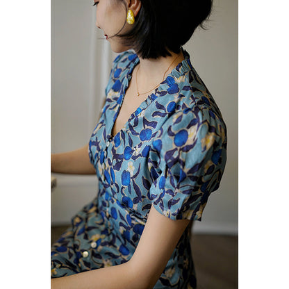 A blue flower vintage dress that blooms quietly