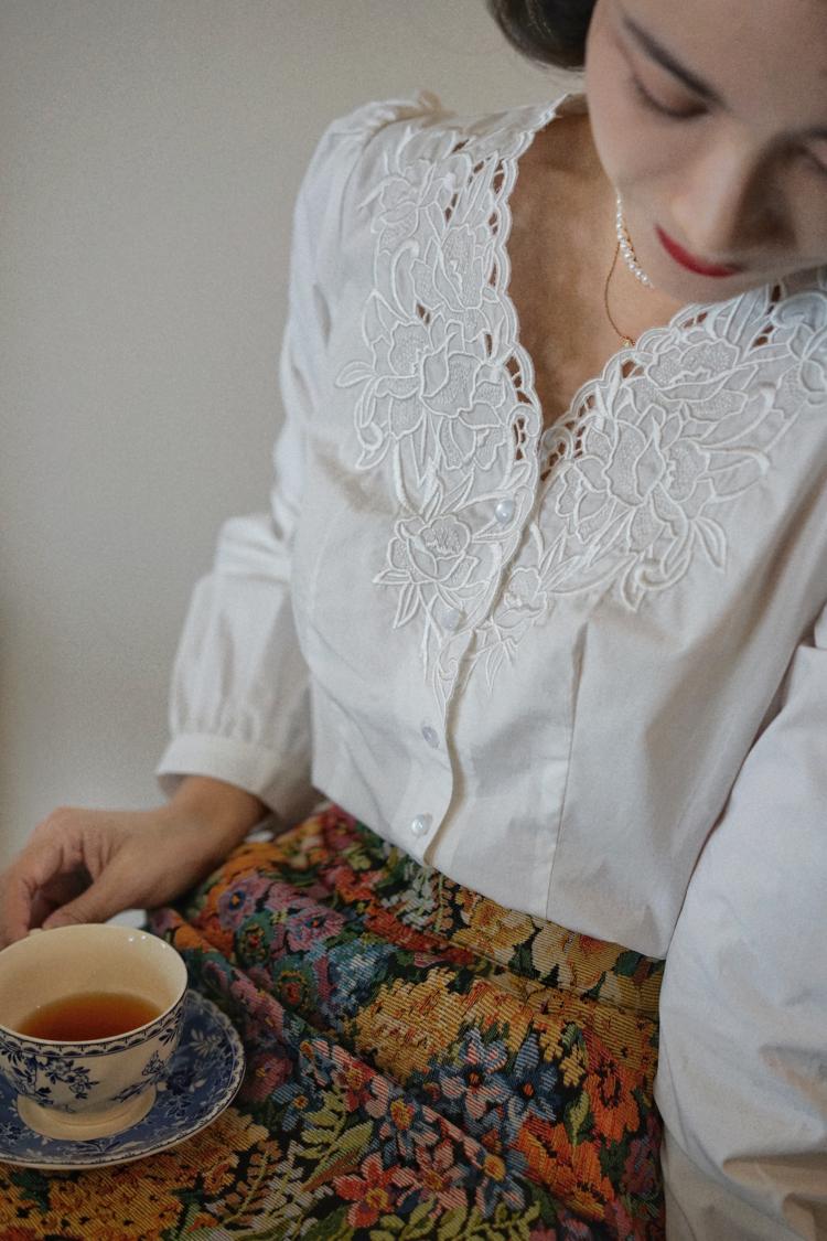 Floral embroidery white vintage blouse