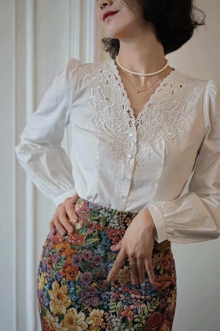 Floral embroidery white vintage blouse