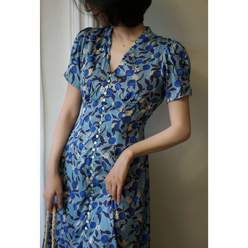 A blue flower vintage dress that blooms quietly