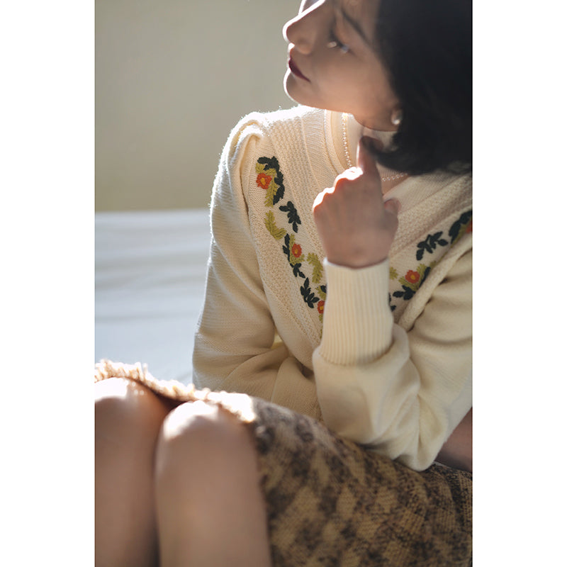 Knitted cardigan with floral embroidery