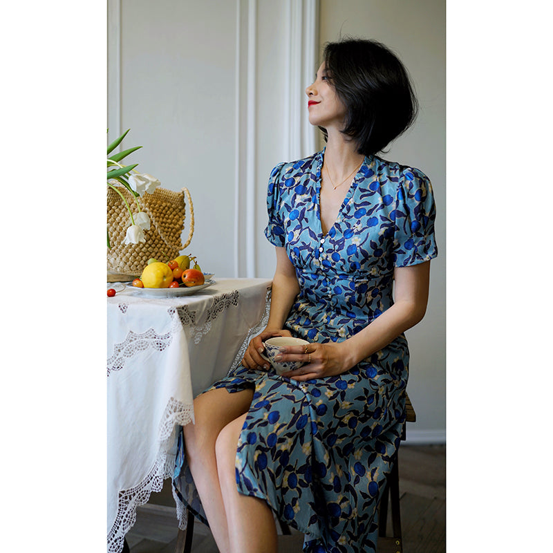 A blue flower vintage dress that blooms quietly