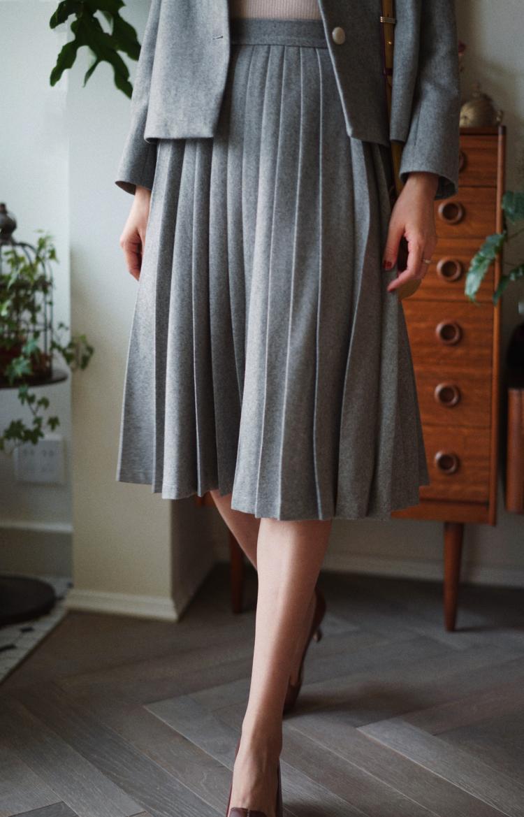 retro pleated skirt