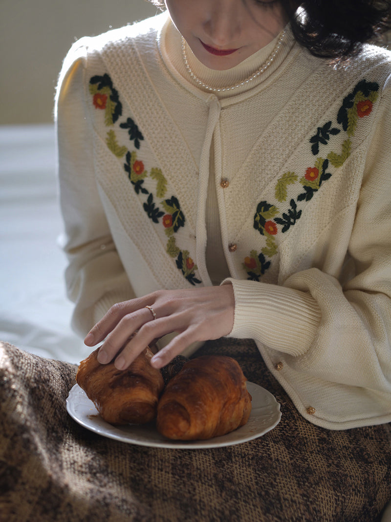 Knitted cardigan with floral embroidery