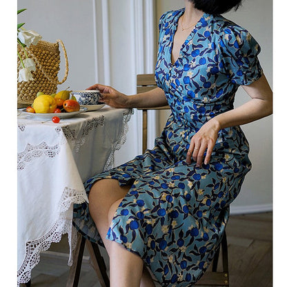 A blue flower vintage dress that blooms quietly