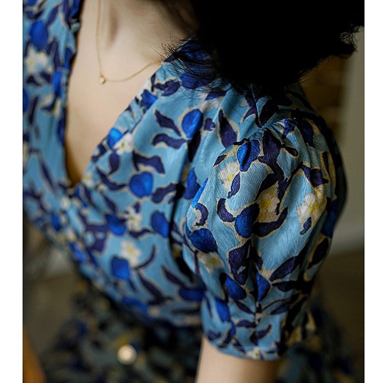 A blue flower vintage dress that blooms quietly