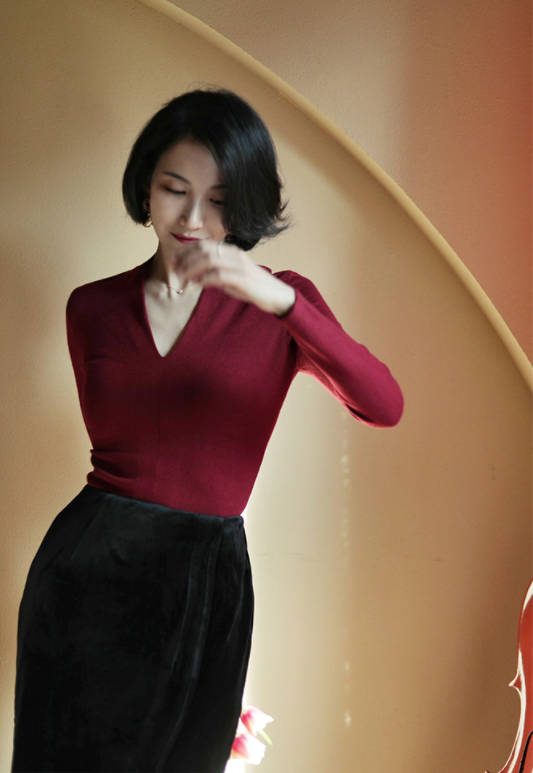 Lady's slim wool knit