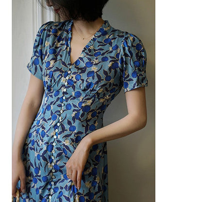 A blue flower vintage dress that blooms quietly