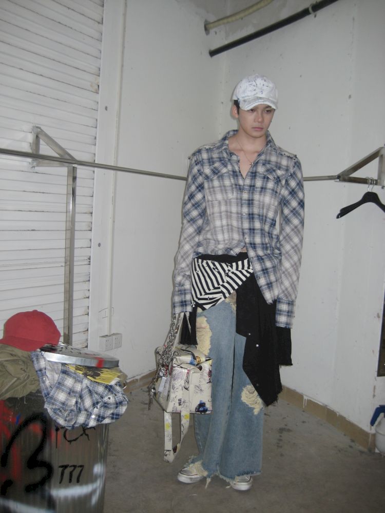 Graffiti art do old recycled material shoulder bag【s0000009564】