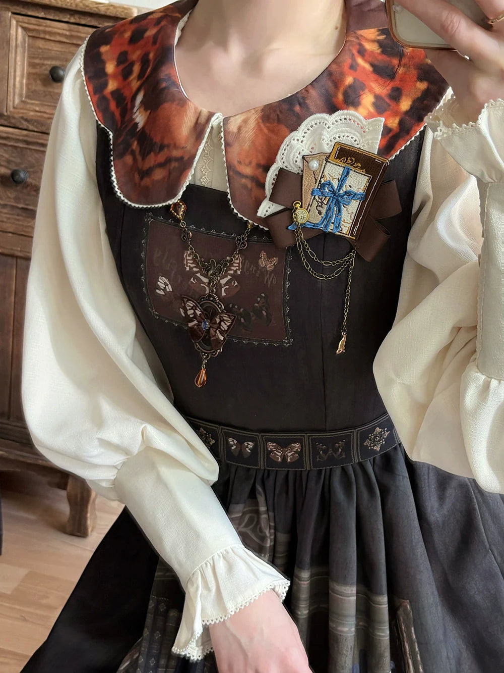 Miss Point - German Bookshelf - Classic Lolita Blouse, Butterfly-Shaped Collar