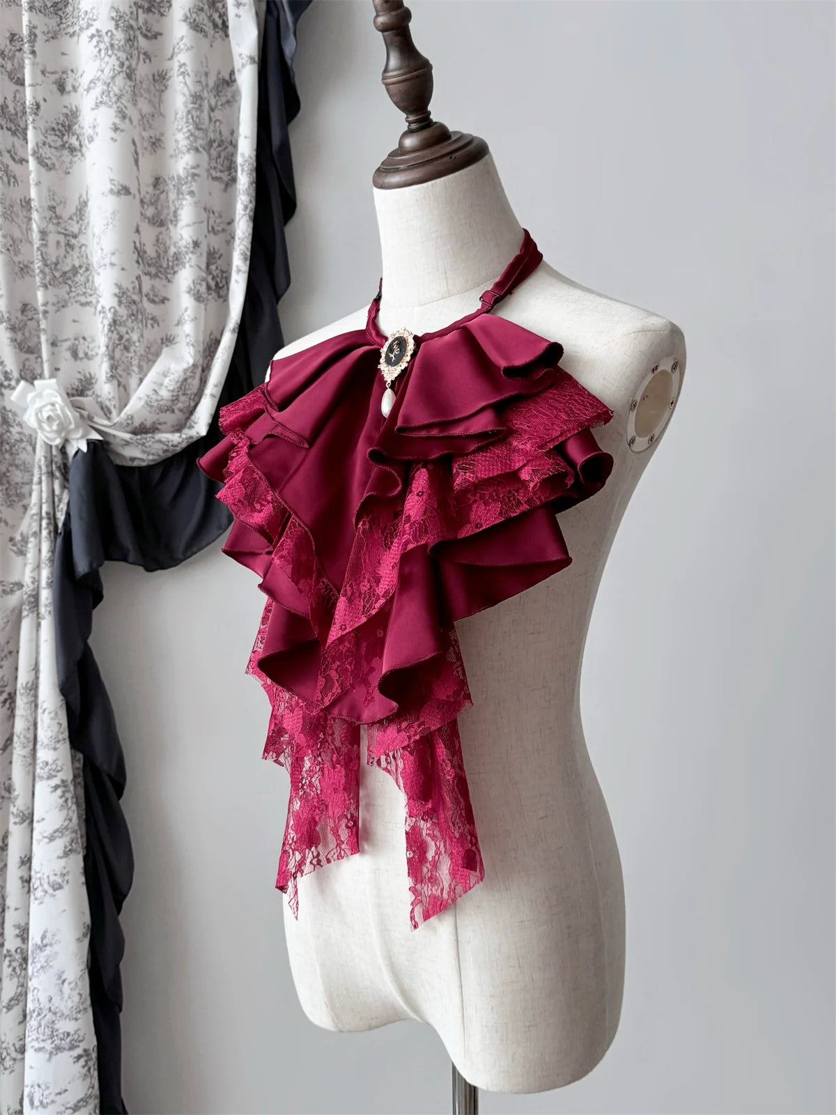 Muppet Mind Ben - Crow's Dinner - Gorgeous Lolita Jabot with Detachable Brooch