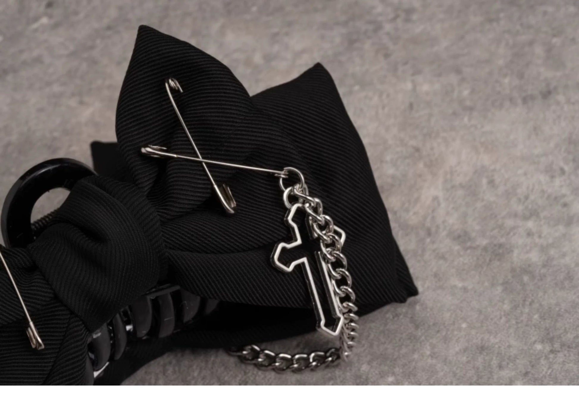 Strange Sugar - Gothic Lolita Claw Clip Cross Chain Bow Hair Accessory