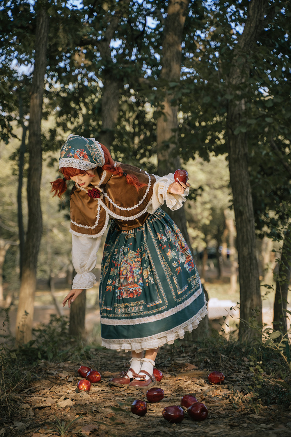 Miss Point - Praise of Abundance - Bavarian Style Lolita Velvet Hooded Cape