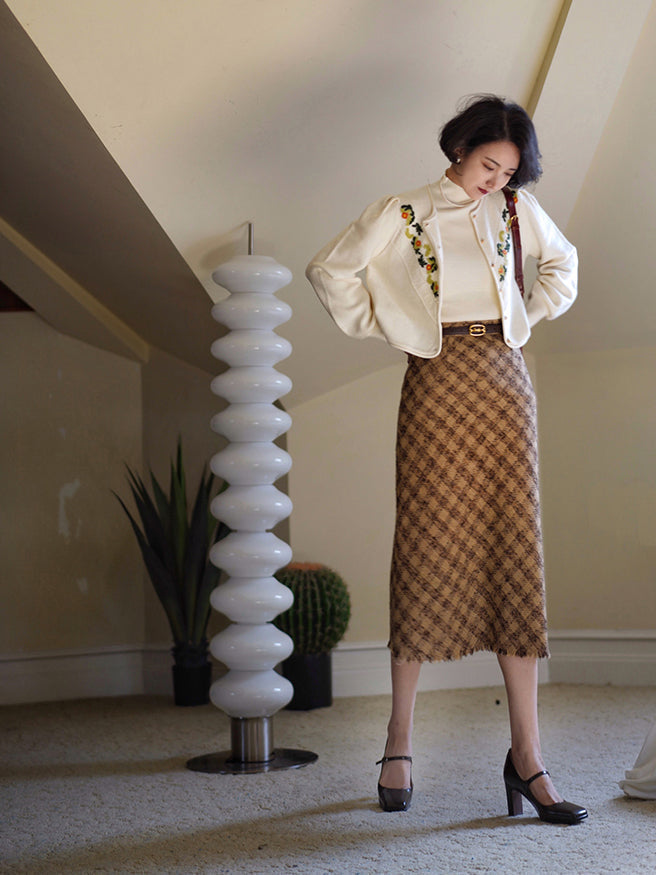 Knitted cardigan with floral embroidery