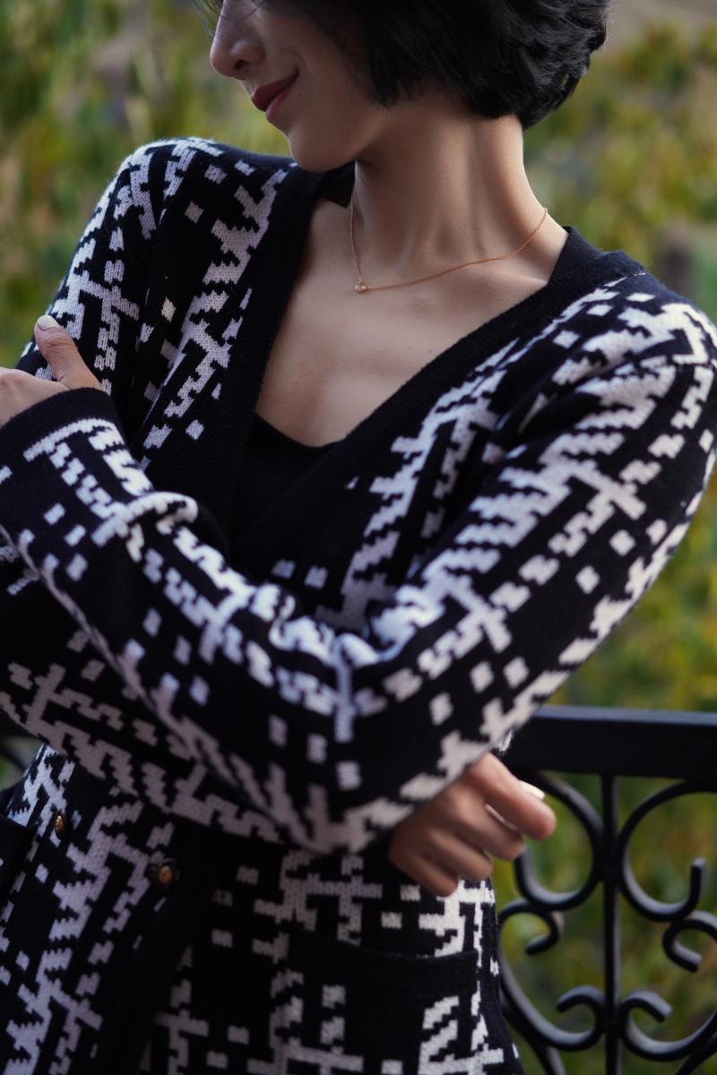 black and white geometric pattern knit jacket