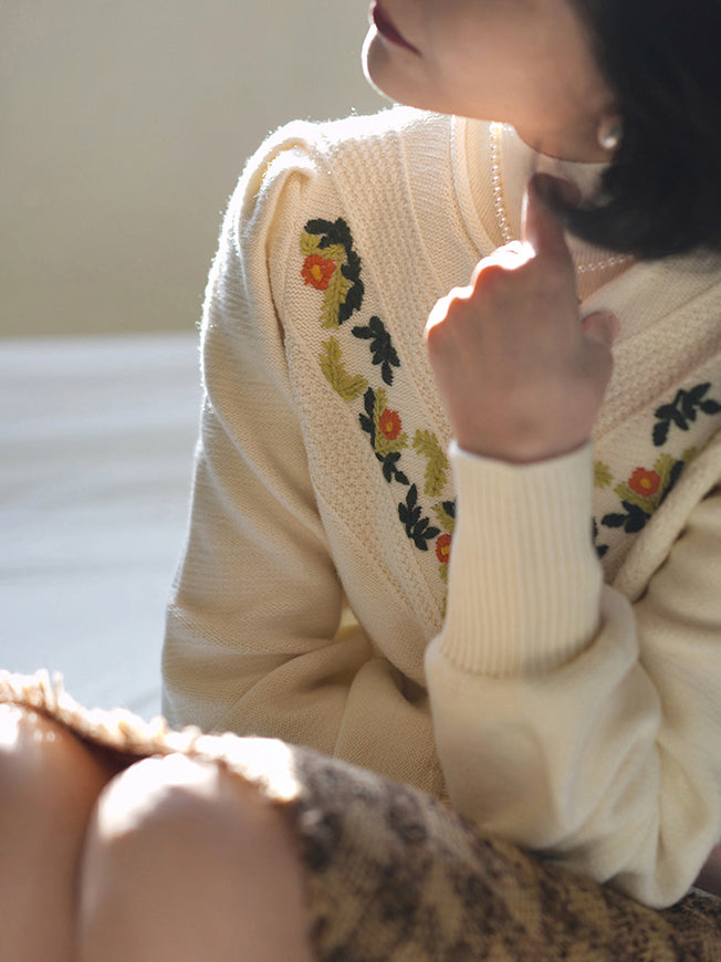 Knitted cardigan with floral embroidery