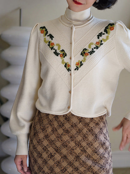 Knitted cardigan with floral embroidery