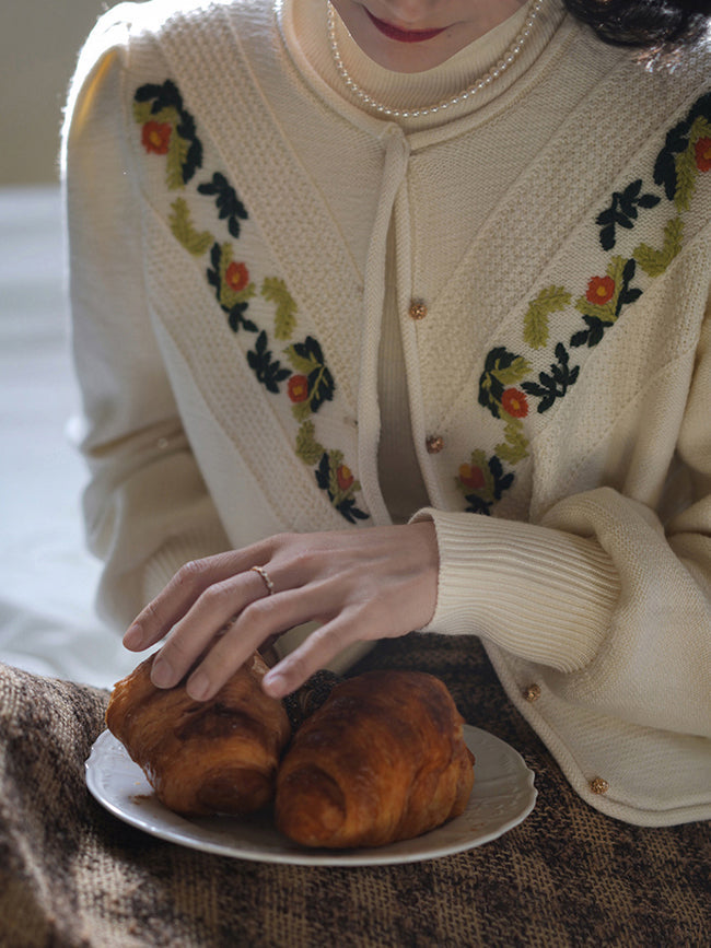 Knitted cardigan with floral embroidery