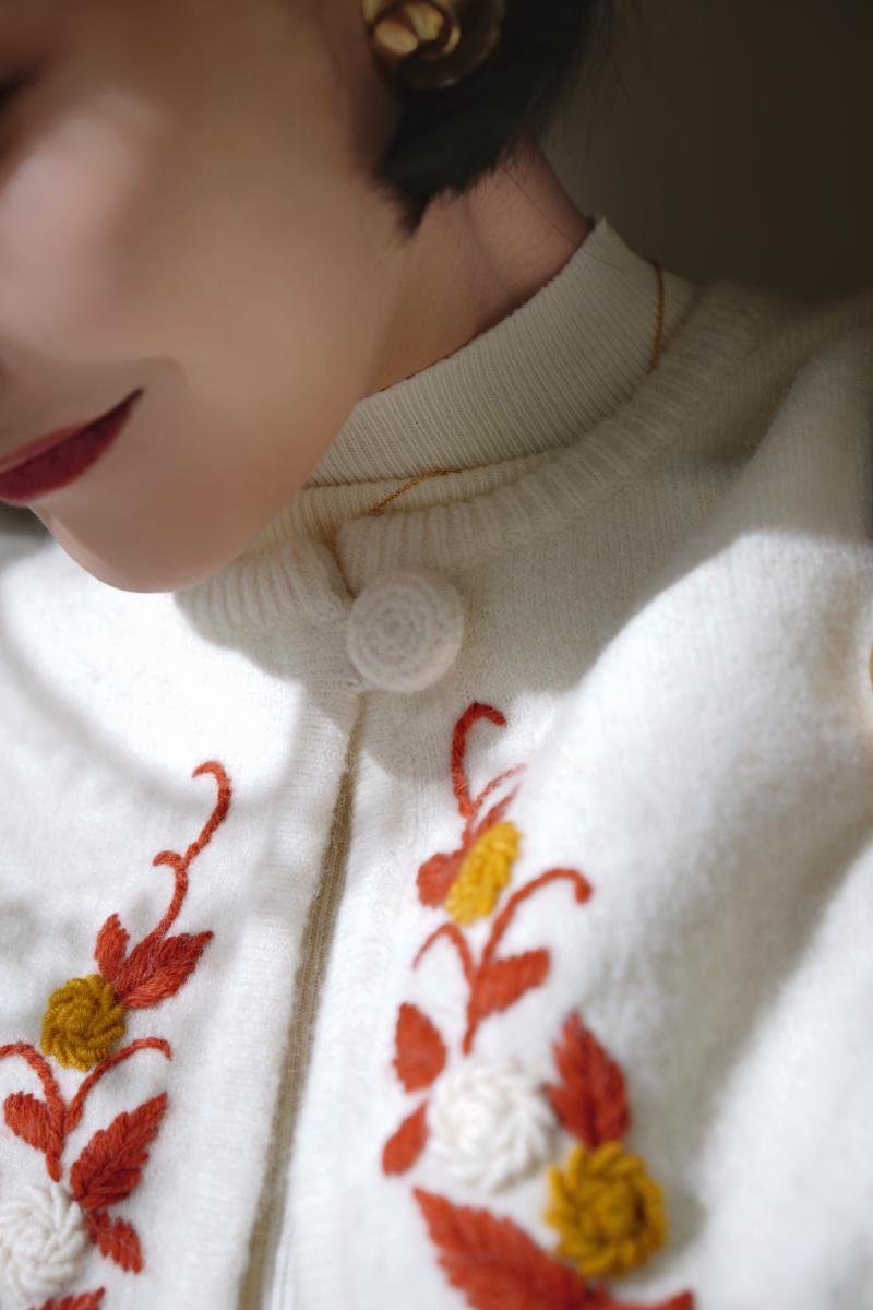 Knit cardigan with ivy embroidery