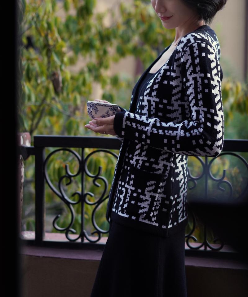 black and white geometric pattern knit jacket