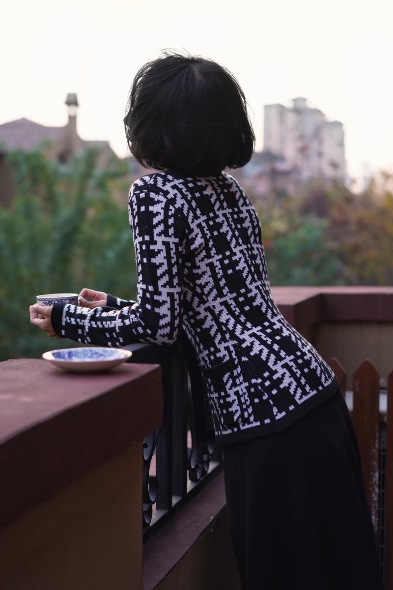 black and white geometric pattern knit jacket