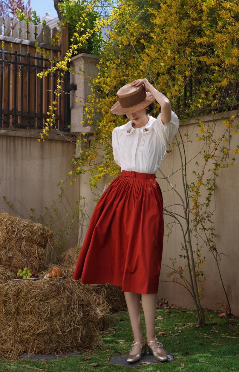 Scarlet movie actress Hepburn skirt