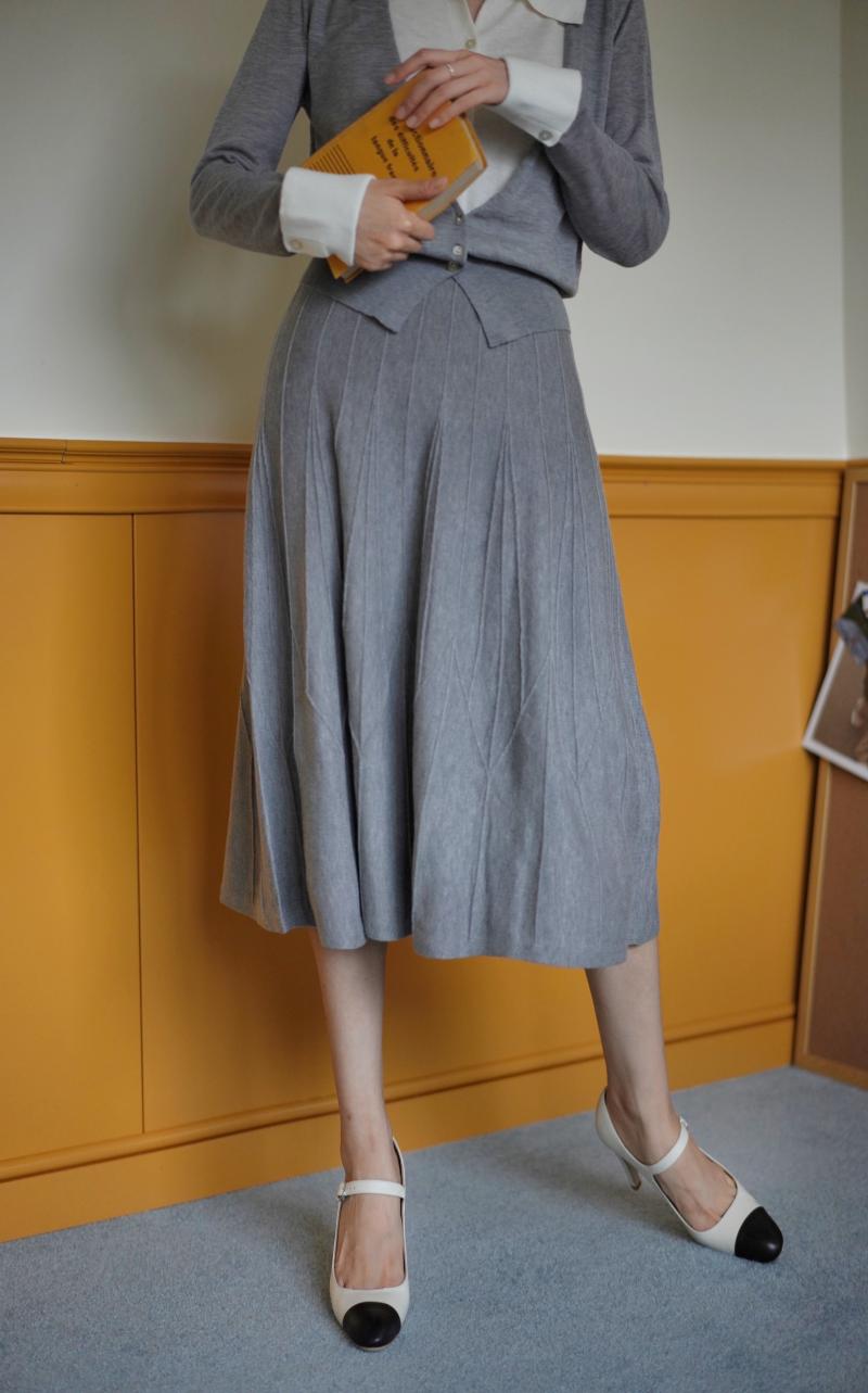 Gray knit half skirt