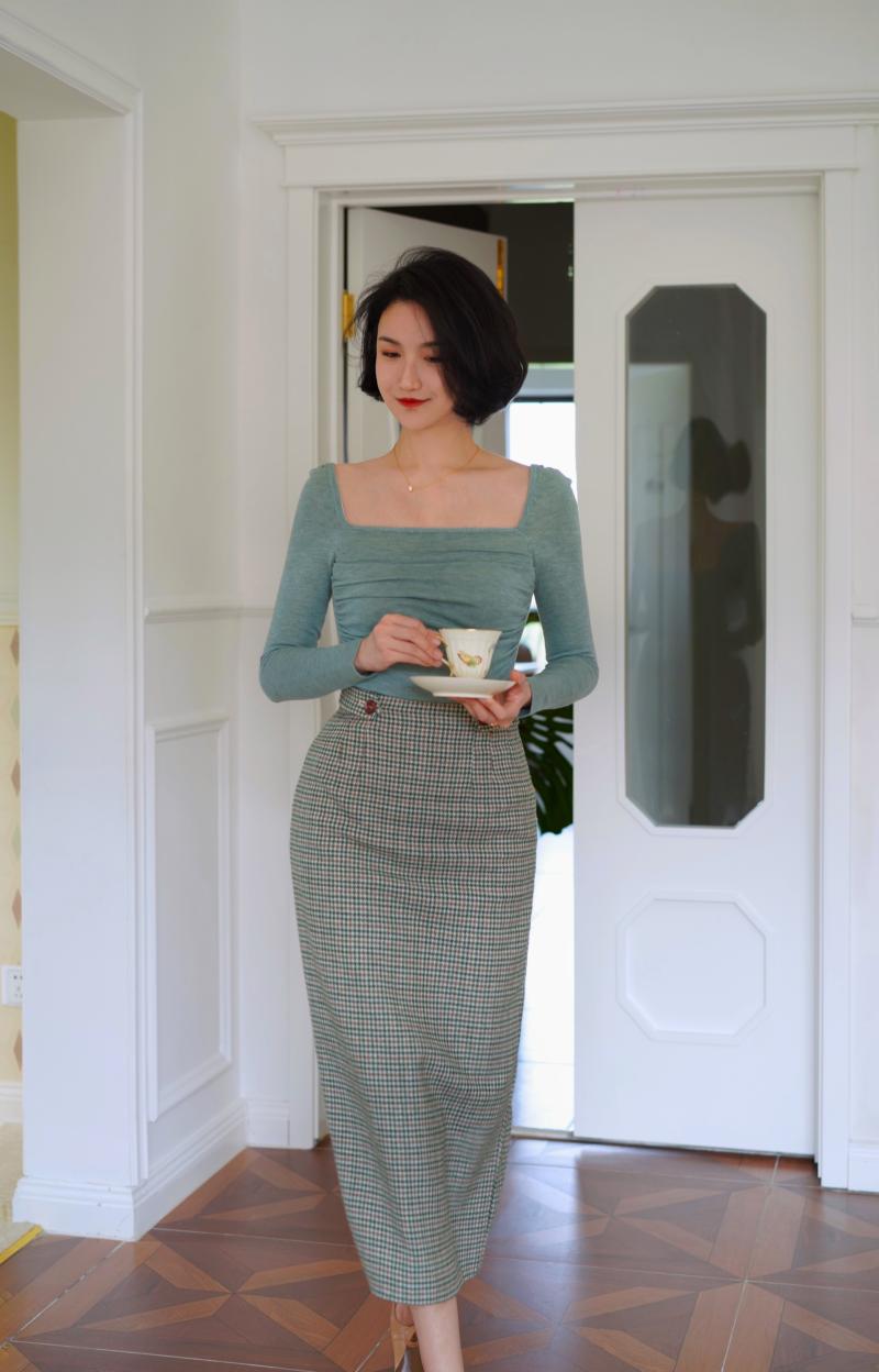 Blue-green houndstooth tweed tube skirt