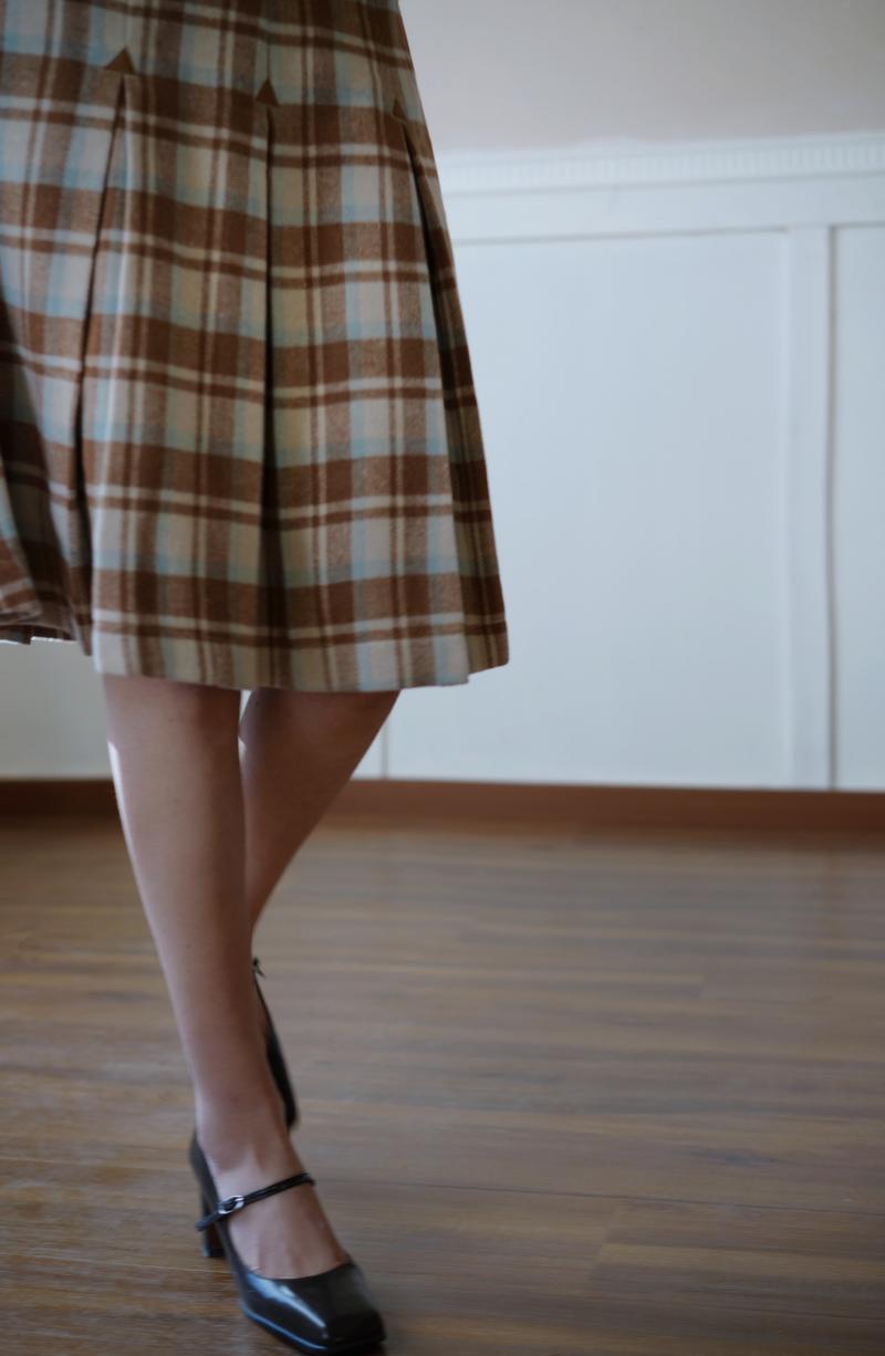 Light brown plaid classical pleated skirt