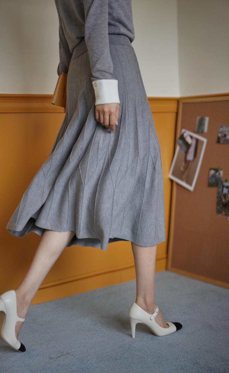 Gray knit half skirt