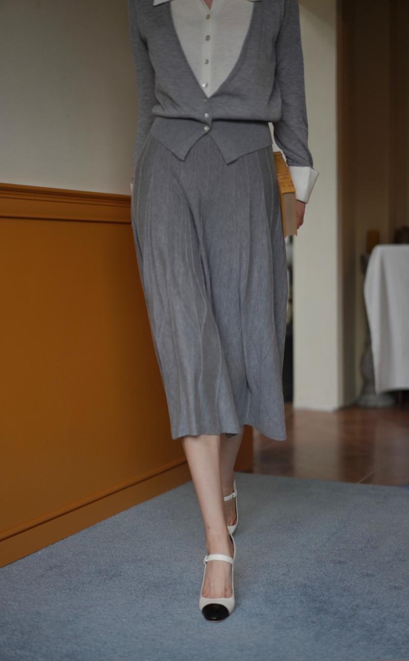 Gray knit half skirt