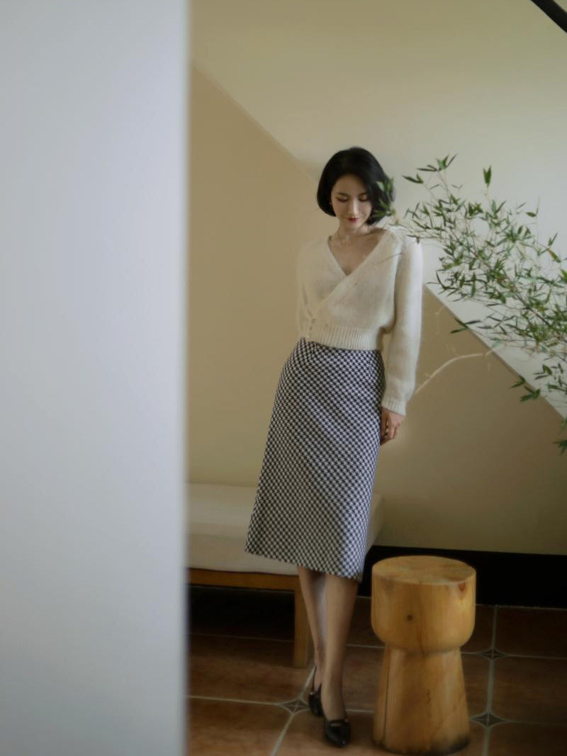 Houndstooth tweed straight skirt