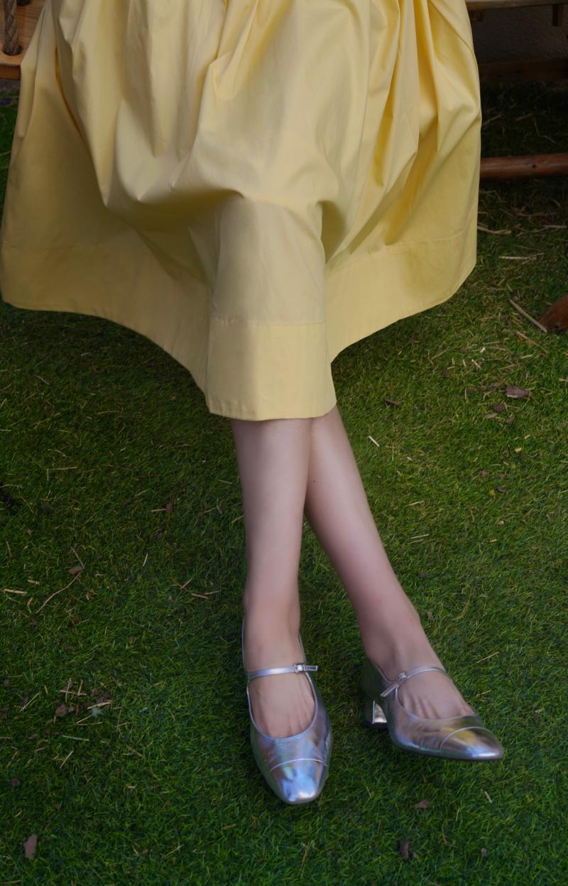 Pale yellow movie actress Hepburn skirt