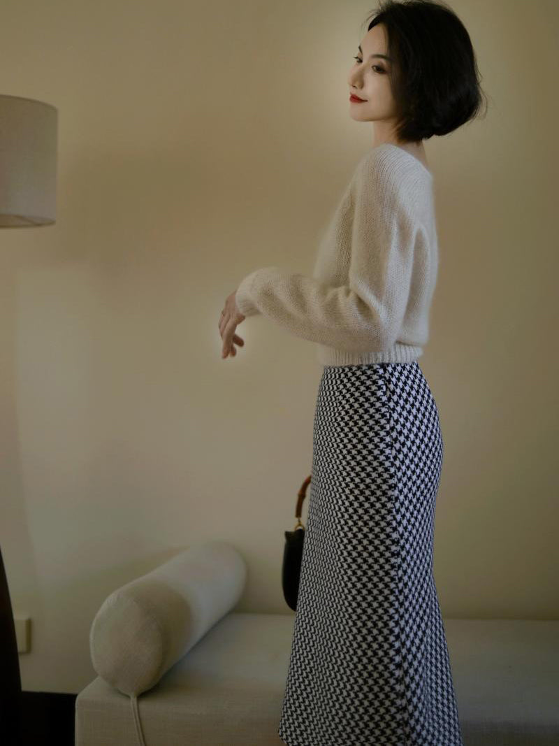 Houndstooth tweed straight skirt