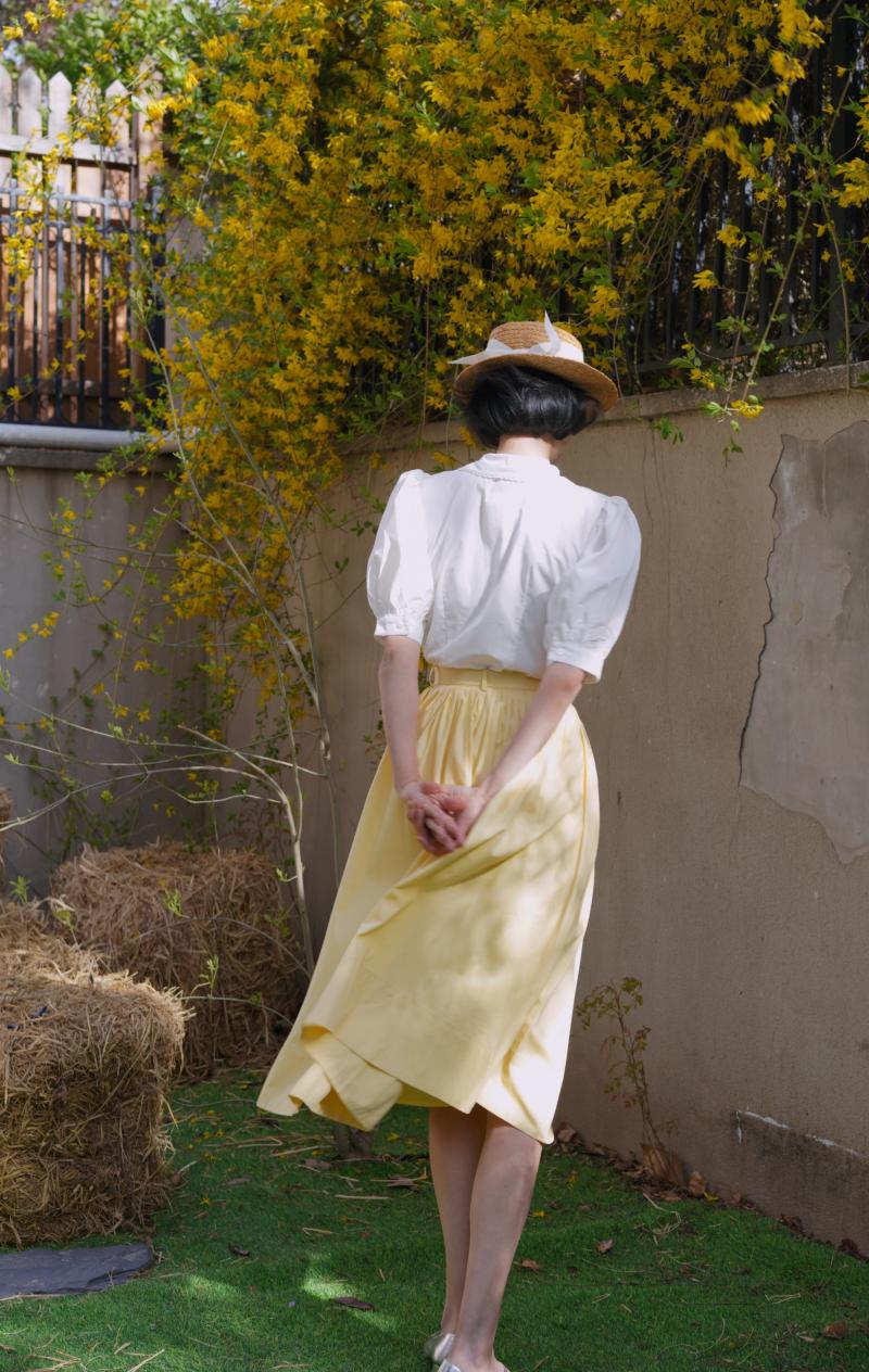 Pale yellow movie actress Hepburn skirt