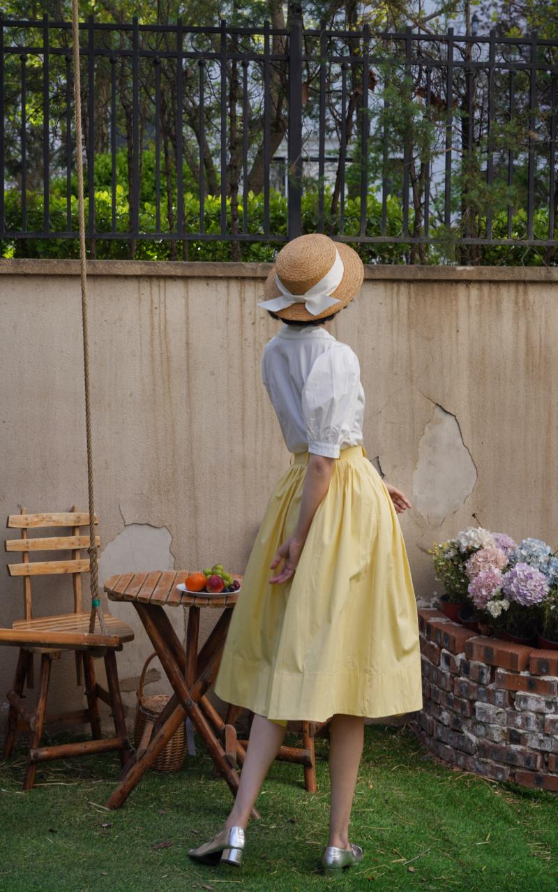 Pale yellow movie actress Hepburn skirt