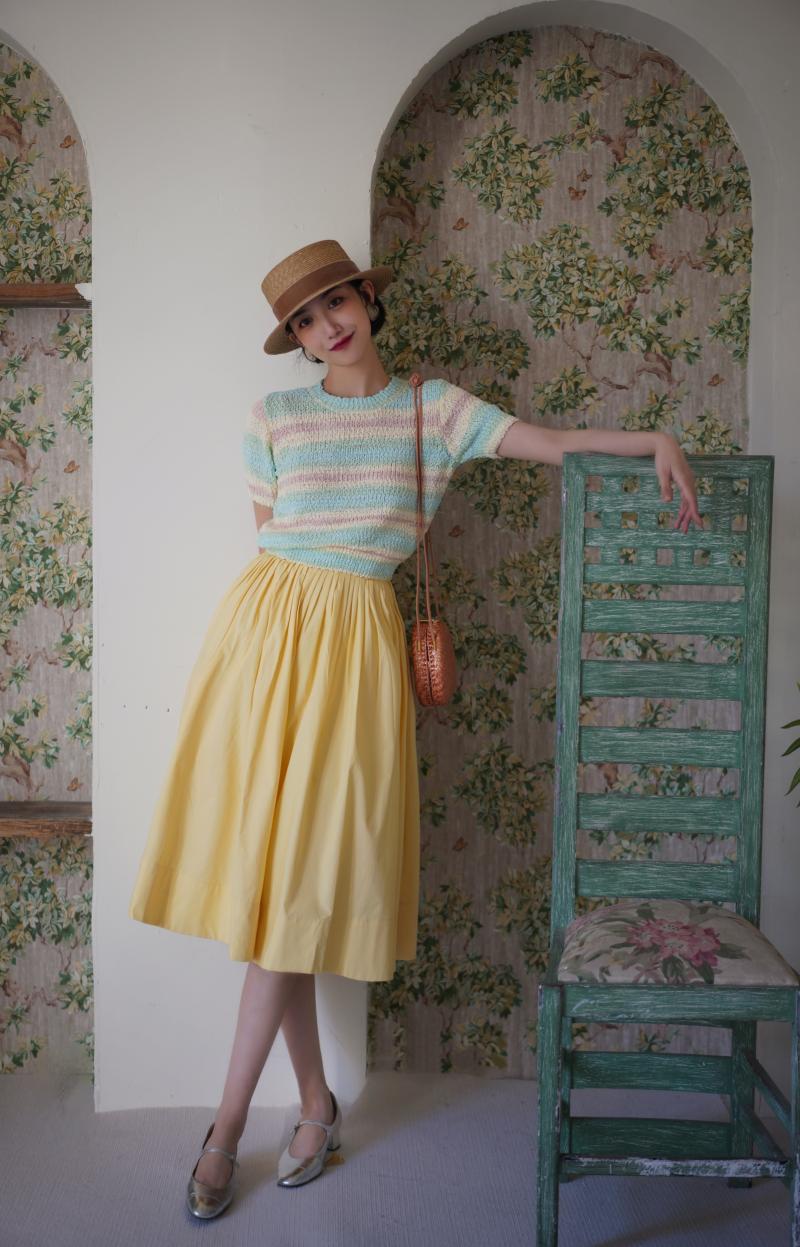 Pale yellow movie actress Hepburn skirt