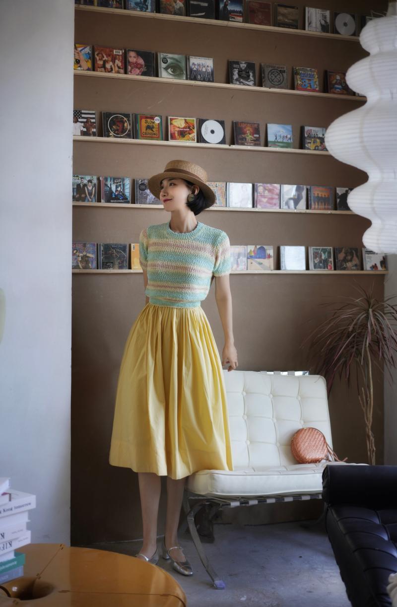 Pale yellow movie actress Hepburn skirt